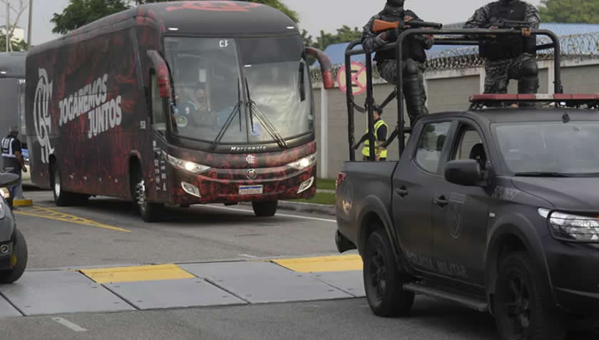 Flamengo desembarca no Rio poucas horas após levantar taça